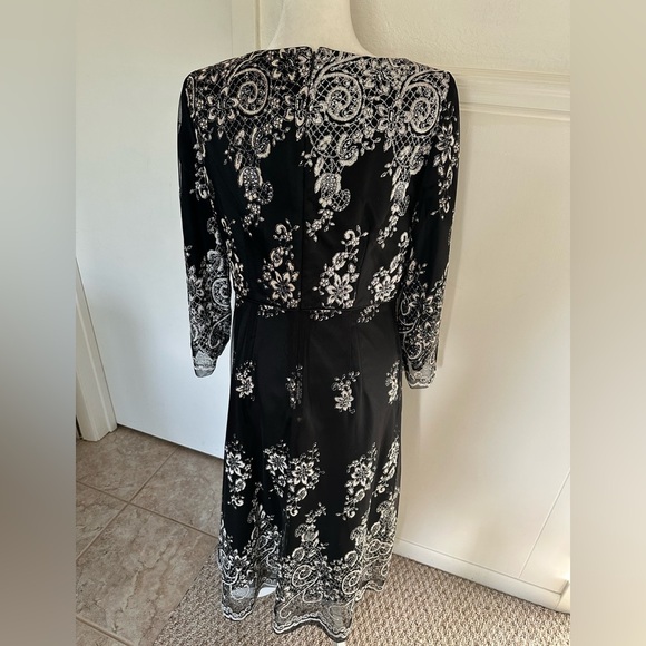Lily & Taylor Elegant Black and White Sheath Dress with 3/4 Sleeves size 10 - Picture 4 of 8